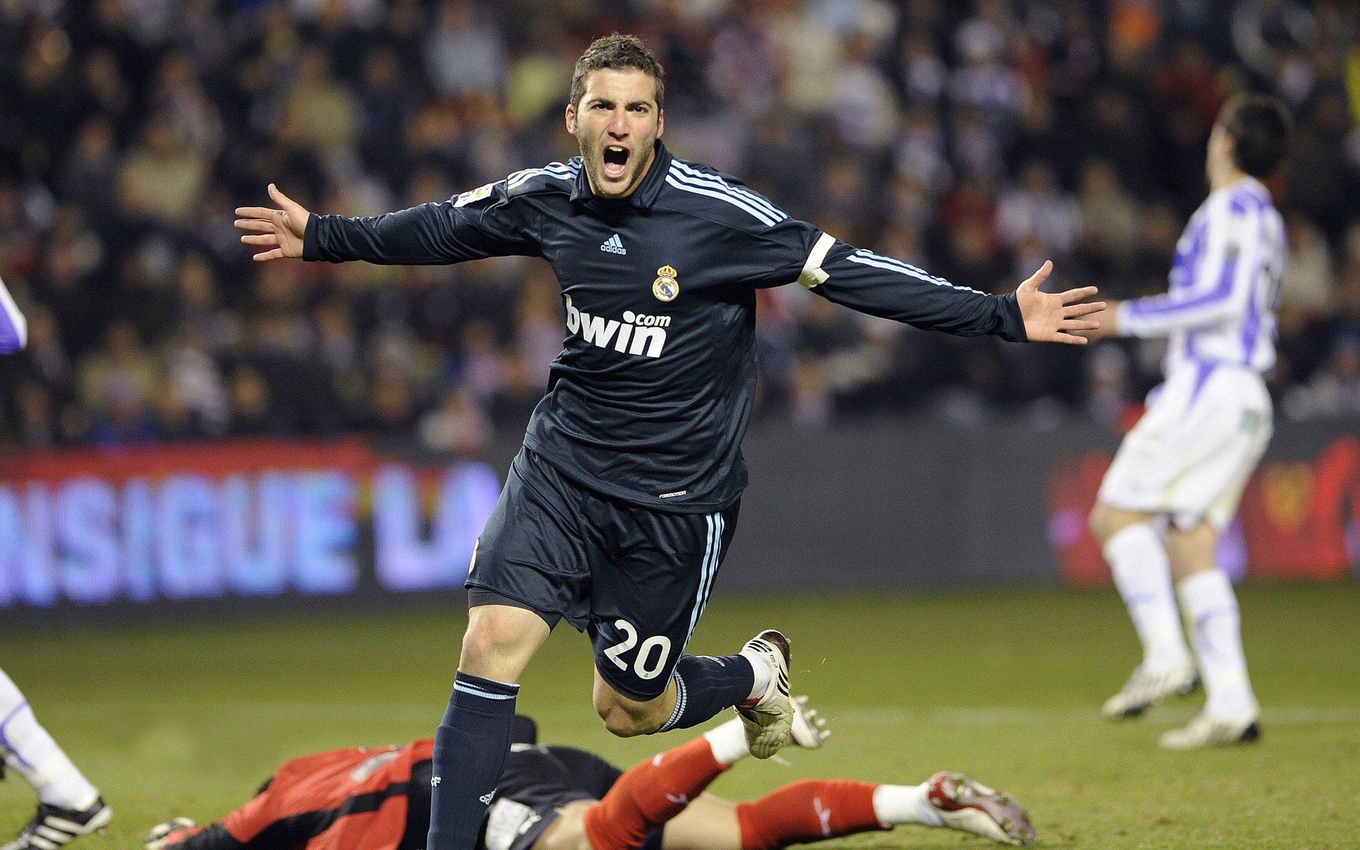 重磅罚单！足坛巨星因暴力行为遭禁赛8场，俱乐部高层震怒或将追加处罚