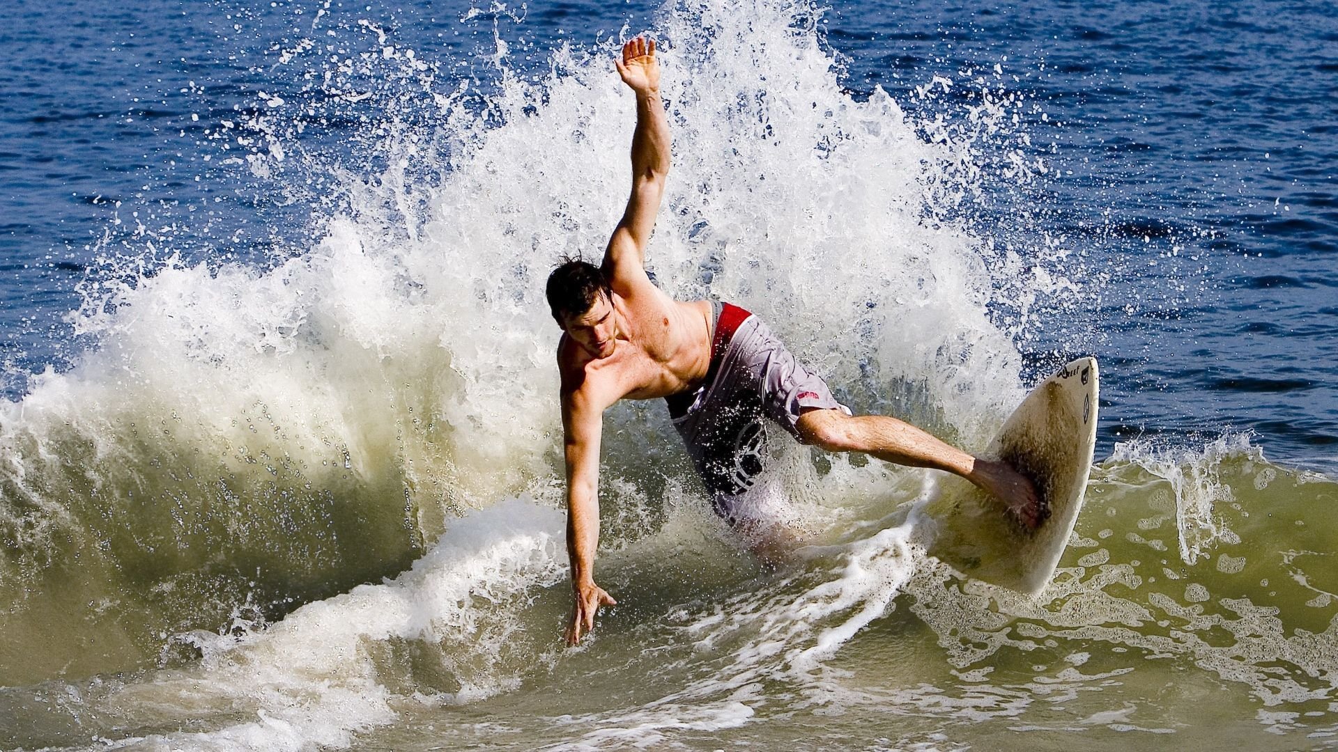 阿尔卡拉斯横扫对手晋级美网八强 卫冕冠军展现强劲实力